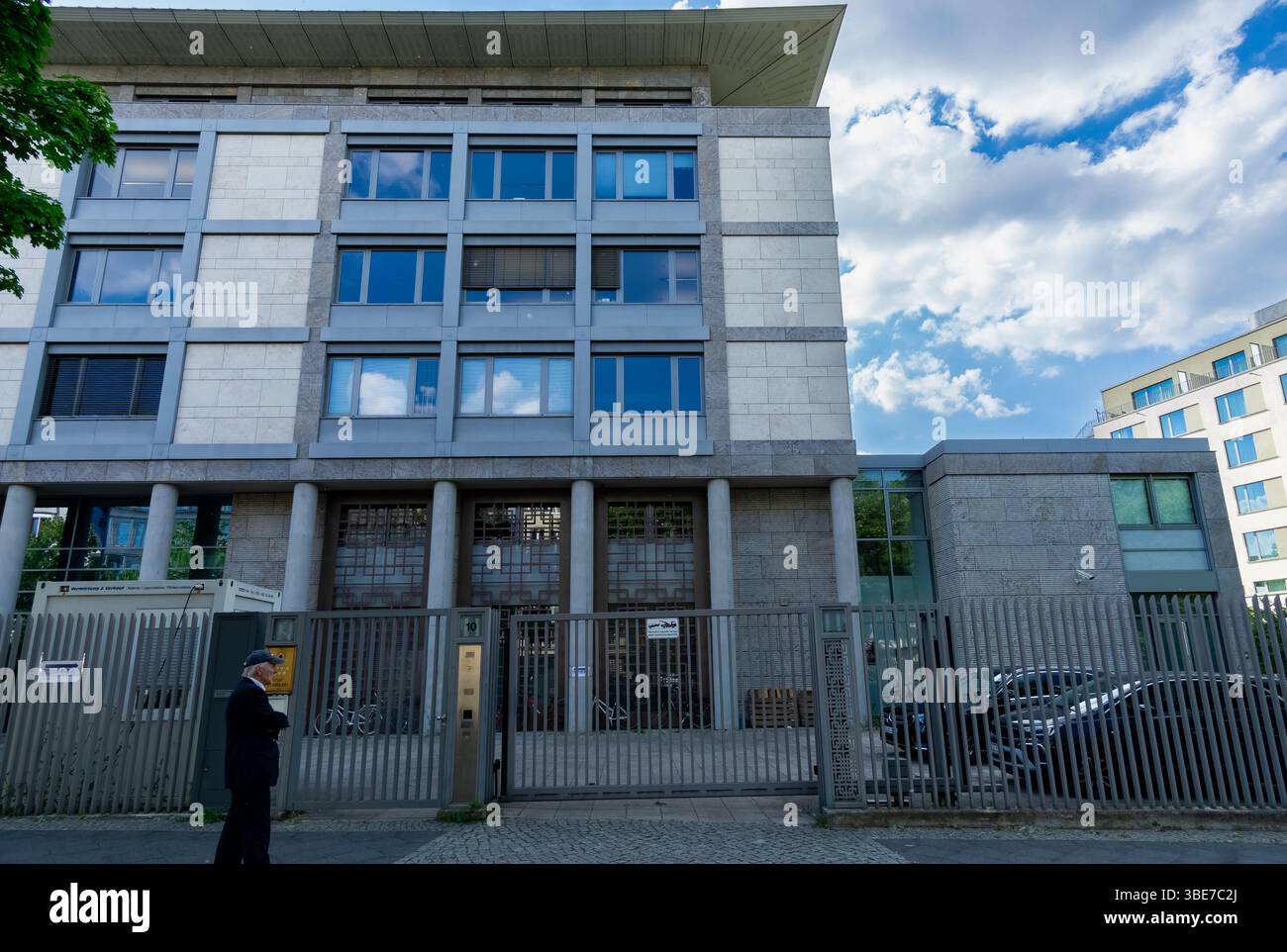 Ambasciata della Repubblica di Corea nel quartiere diplomatico di Berlino, con una guardia di sicurezza in uniforme all'ingresso principale del complesso recintato. Foto Stock