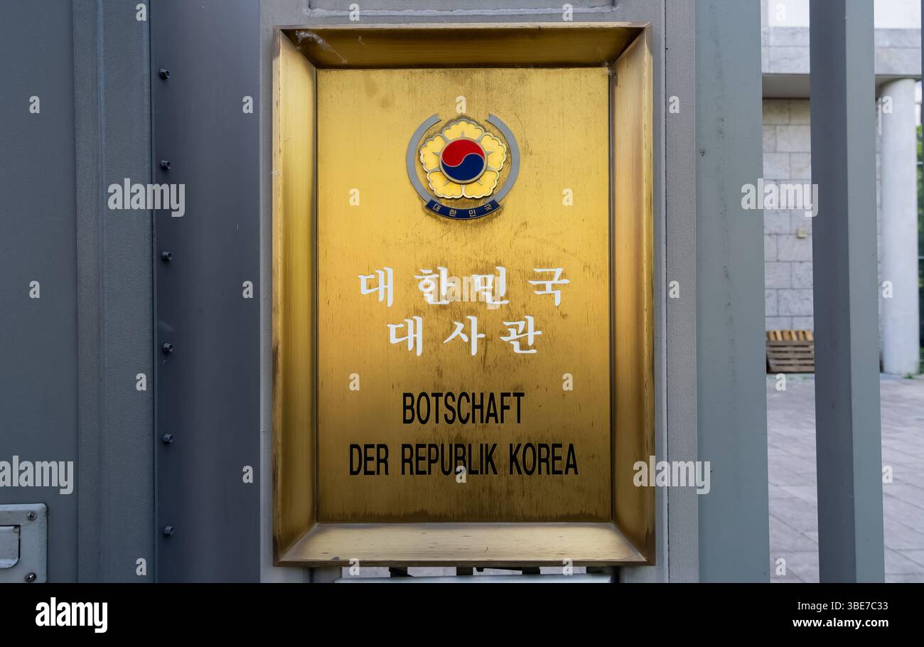 Primo piano del cartello dell'ambasciata della Repubblica di Corea sul cancello d'ingresso nel quartiere delle ambasciate di Berlino. Foto Stock