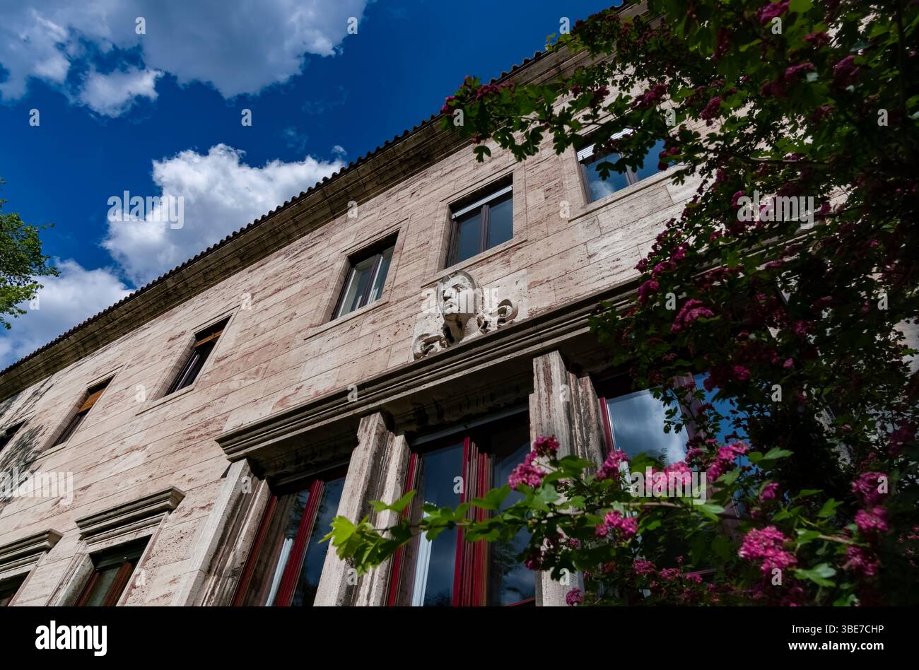 Primo piano di un edificio classico con finestre con cornici rosse, dettagli floreali e balcone nel quartiere diplomatico di Berlino. Foto Stock