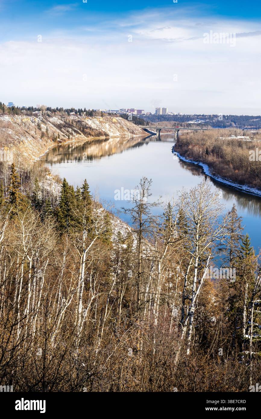 Vista sulla valle settentrionale del fiume Saskatchewan ricoperta di neve leggera, Edmonton, Alberta Foto Stock