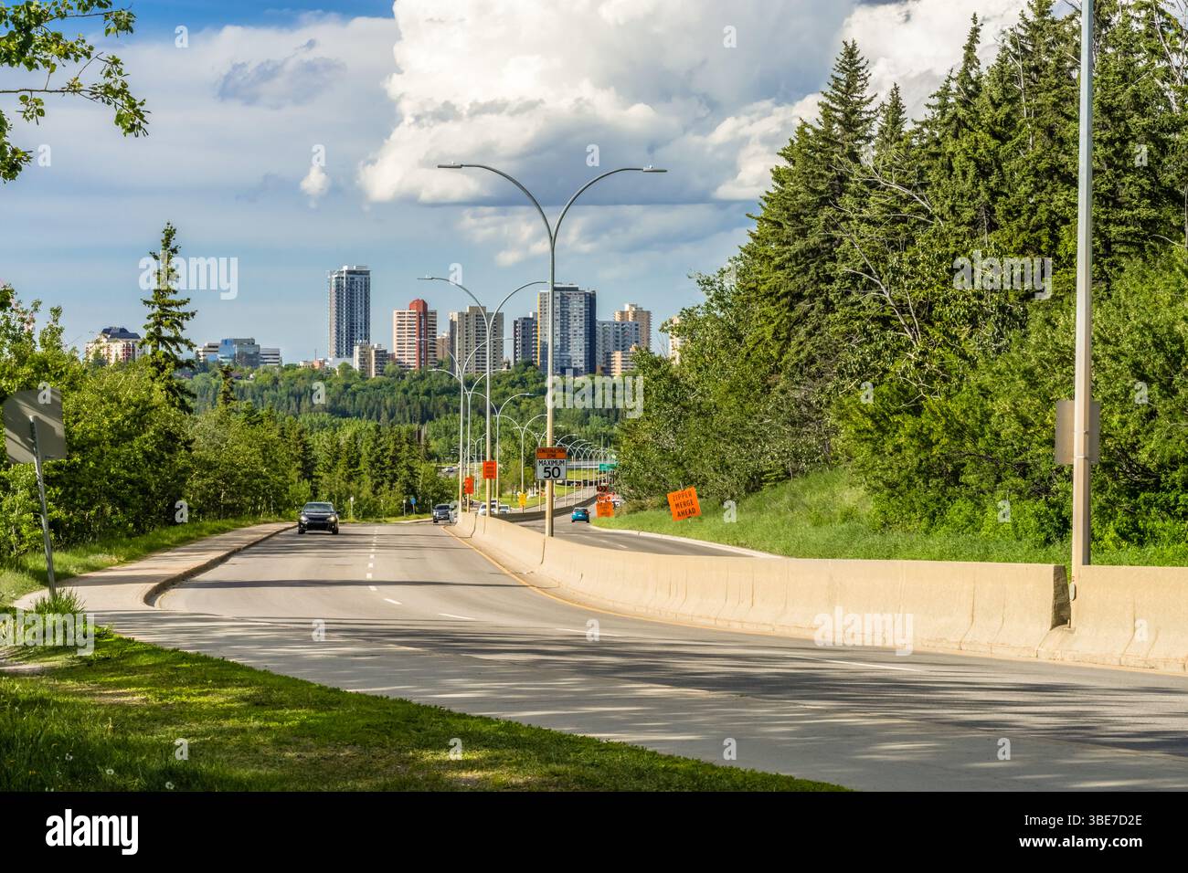 Vista sulla valle del fiume Edmonton e sulla superstrada Groat Road vicino all'Università dell'Alberta, con un forte sfondo nuvoloso Foto Stock