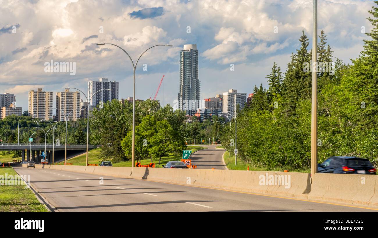 Vista della valle del fiume Edmonton e della superstrada Groat Road con un forte sfondo nuvoloso Foto Stock