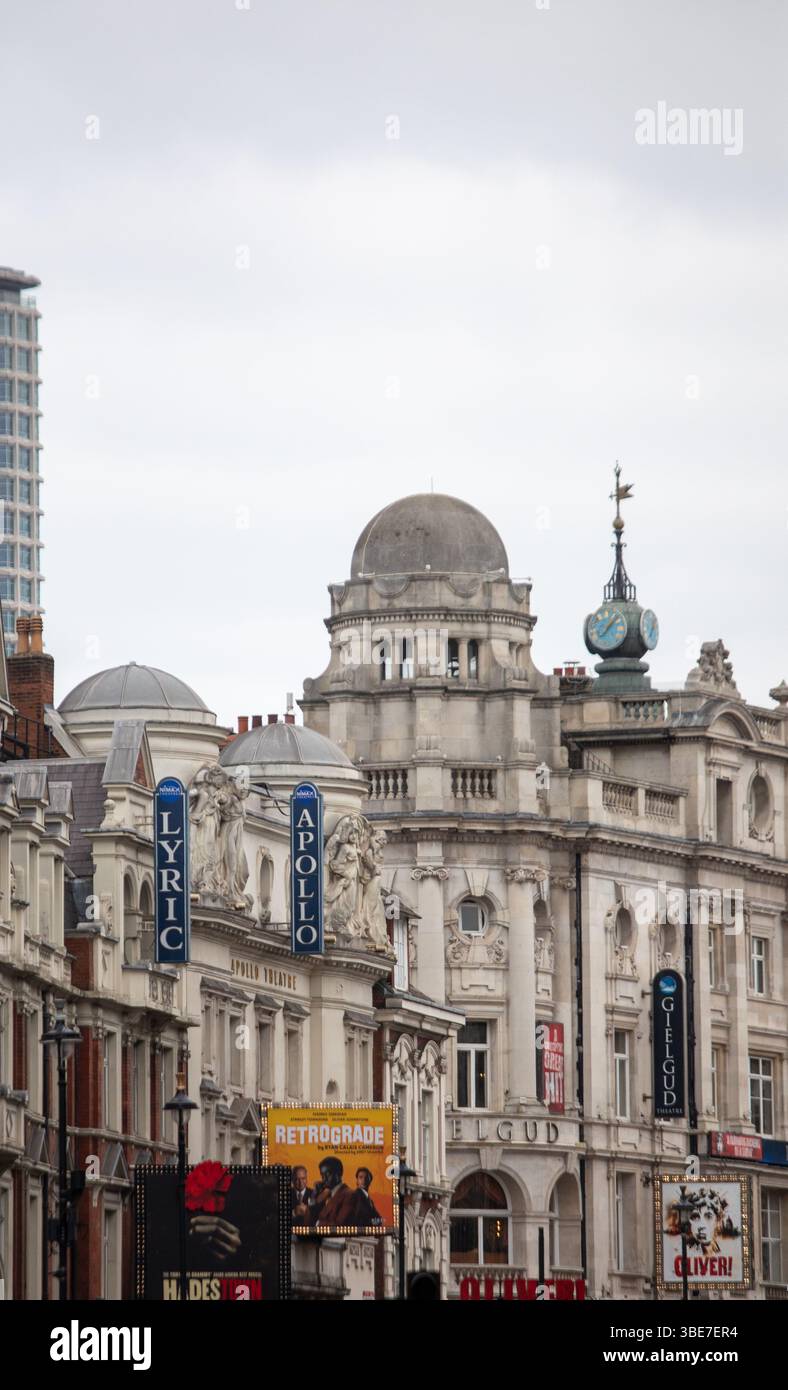 Teatri iconici e architettura storica nel West End di Londra. La scena mostra luoghi importanti e vivaci cartelloni pubblicitari. Foto Stock