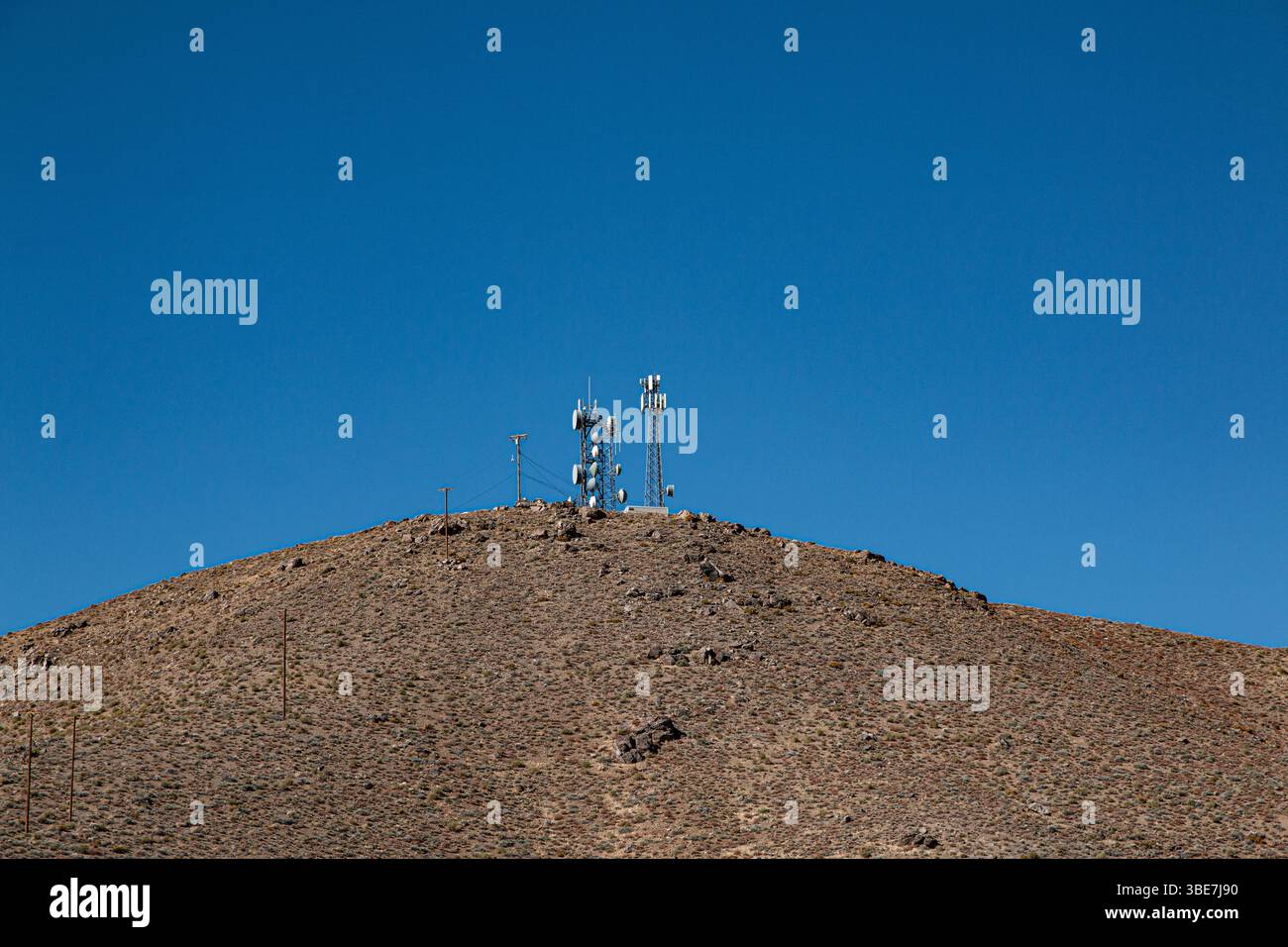 Sistemi di comunicazione a microonde e torri cellulari sulla cima di una collina. Foto Stock
