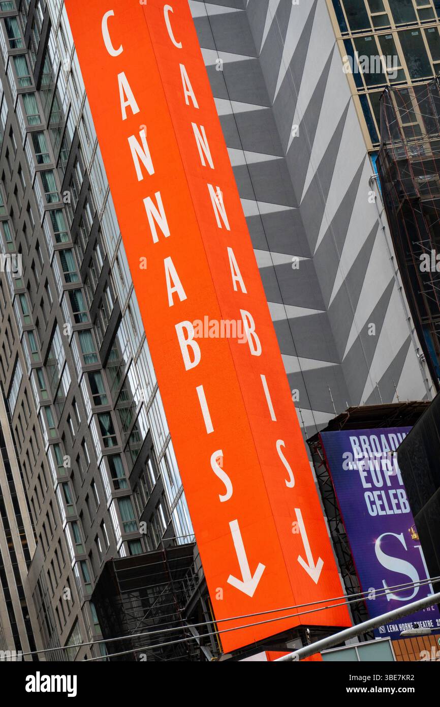 I grattacieli e gli edifici per uffici di Times Square sono coperti da cartelloni luminosi e vivaci, New York City, USA, 2025 Foto Stock