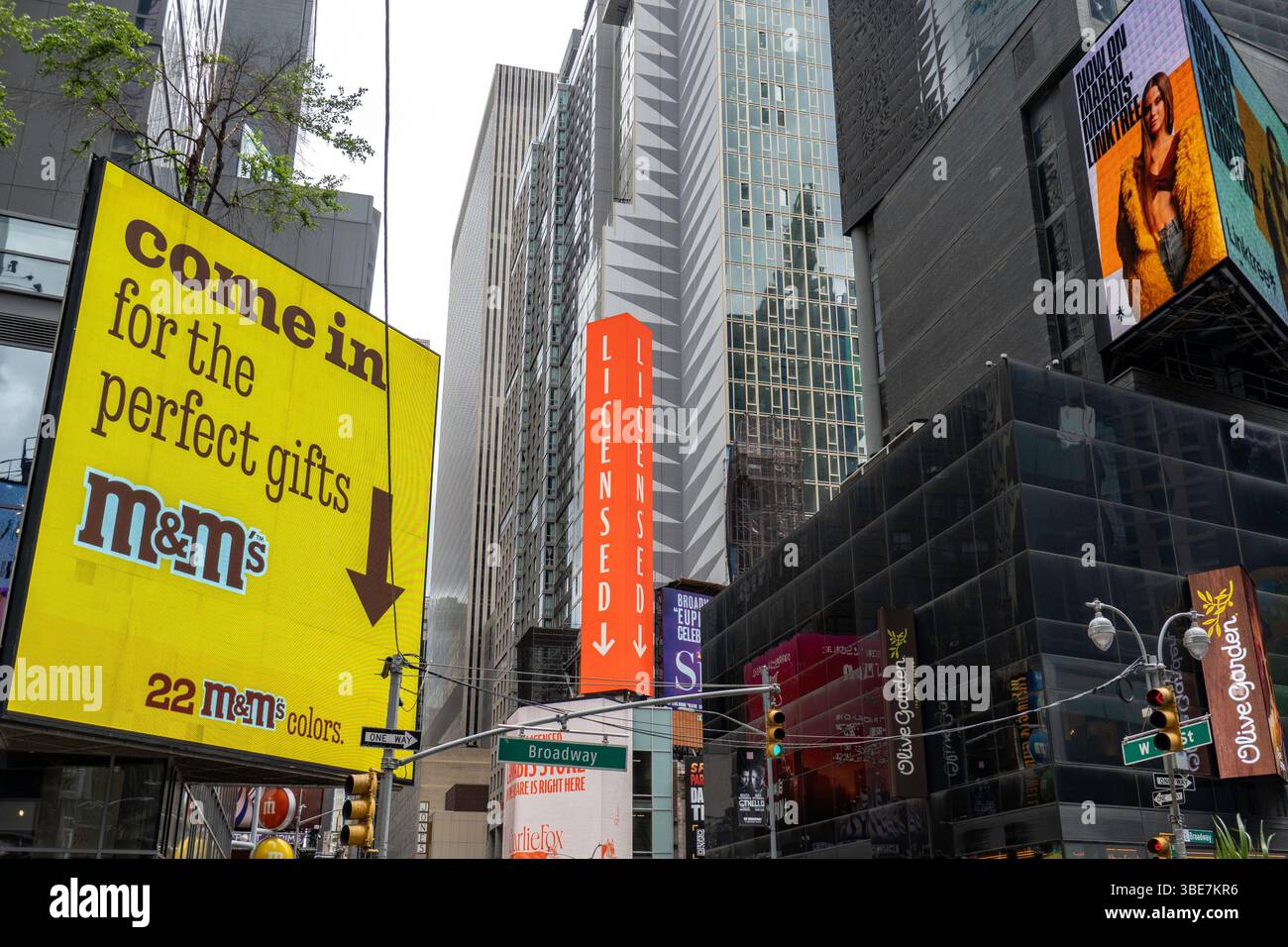 I grattacieli e gli edifici per uffici di Times Square sono coperti da cartelloni luminosi e vivaci, New York City, USA, 2025 Foto Stock