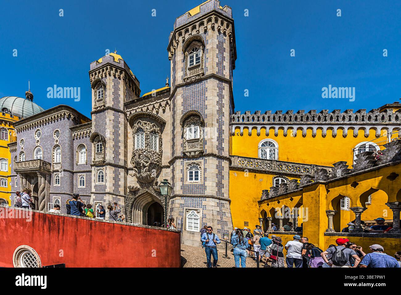 Sintra, Portogallo maggio-09-2022 Palácio da pena: Il Palazzo Nazionale di pena incorona le colline della città. La sua architettura evoca mistero e scoperta. Foto Stock