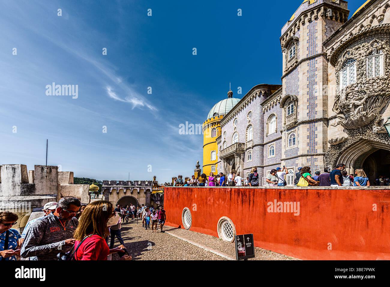 Sintra, Portogallo maggio-09-2022 Palácio da pena: Il Palazzo Nazionale di pena incorona le colline della città. La sua architettura evoca mistero e scoperta. Foto Stock