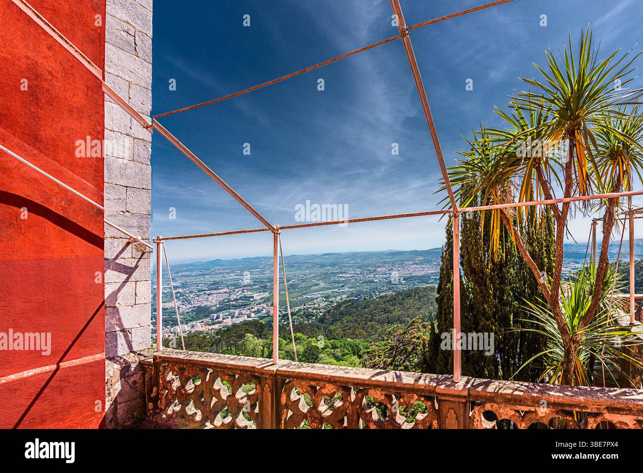 Sintra, Portogallo maggio-09-2022 Palácio da pena: Il Palazzo Nazionale di pena incorona le colline della città. La sua architettura evoca mistero e scoperta. Foto Stock