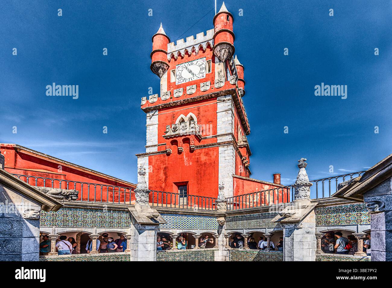 Sintra, Portogallo maggio-09-2022 Palácio da pena: Il Palazzo Nazionale di pena incorona le colline della città. La sua architettura evoca mistero e scoperta. Foto Stock