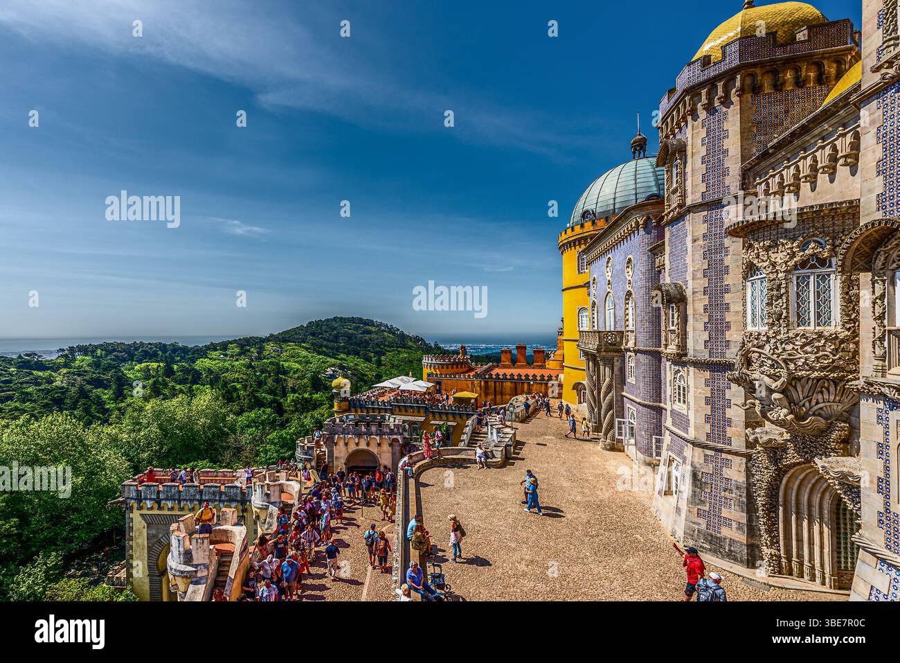 Sintra, Portogallo maggio-09-2022 Palácio da pena: Il Palazzo Nazionale di pena incorona le colline della città. La sua architettura evoca mistero e scoperta. Foto Stock