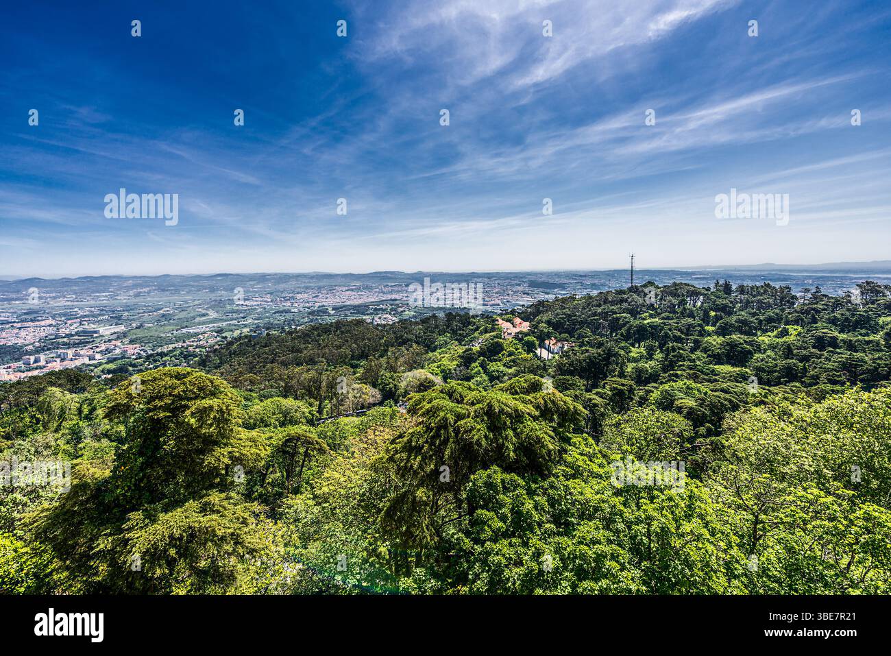 Sintra, Portogallo maggio-09-2022 Palácio da pena: Il Palazzo Nazionale di pena incorona le colline della città. La sua architettura evoca mistero e scoperta. Foto Stock