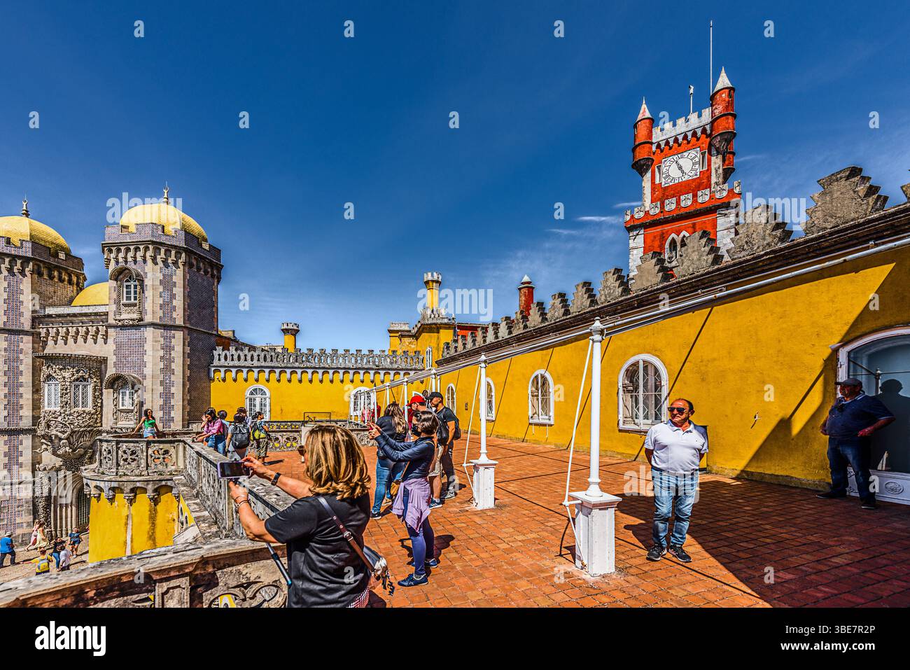 Sintra, Portogallo maggio-09-2022 Palácio da pena: Il Palazzo Nazionale di pena incorona le colline della città. La sua architettura evoca mistero e scoperta. Foto Stock