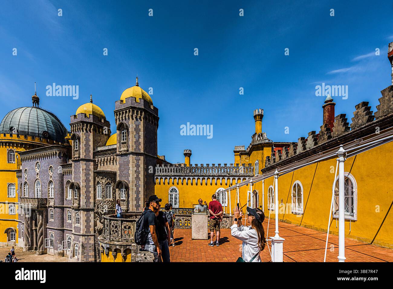 Sintra, Portogallo maggio-09-2022 Palácio da pena: Il Palazzo Nazionale di pena incorona le colline della città. La sua architettura evoca mistero e scoperta. Foto Stock