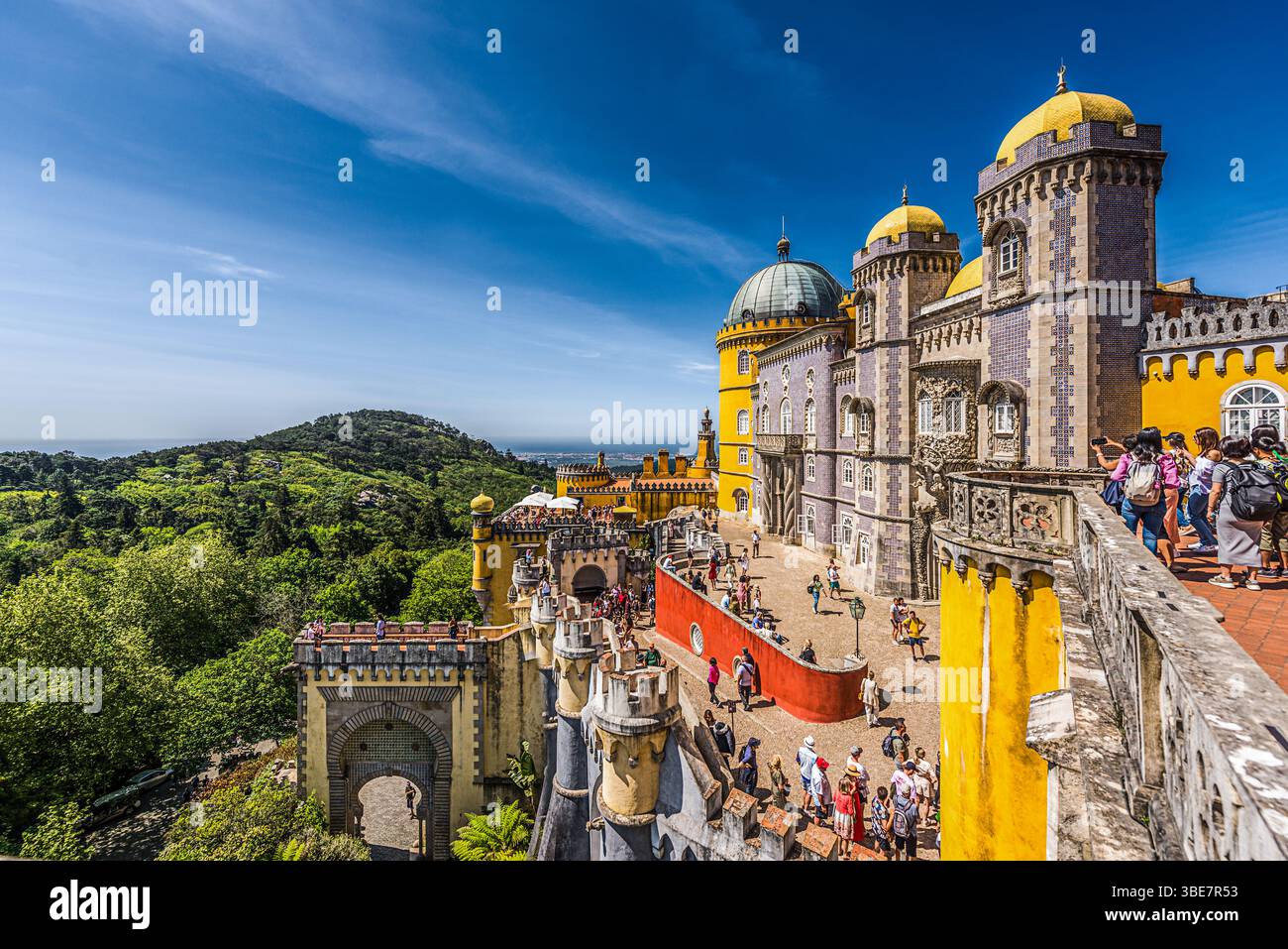 Sintra, Portogallo maggio-09-2022 Palácio da pena: Il Palazzo Nazionale di pena incorona le colline della città. La sua architettura evoca mistero e scoperta. Foto Stock