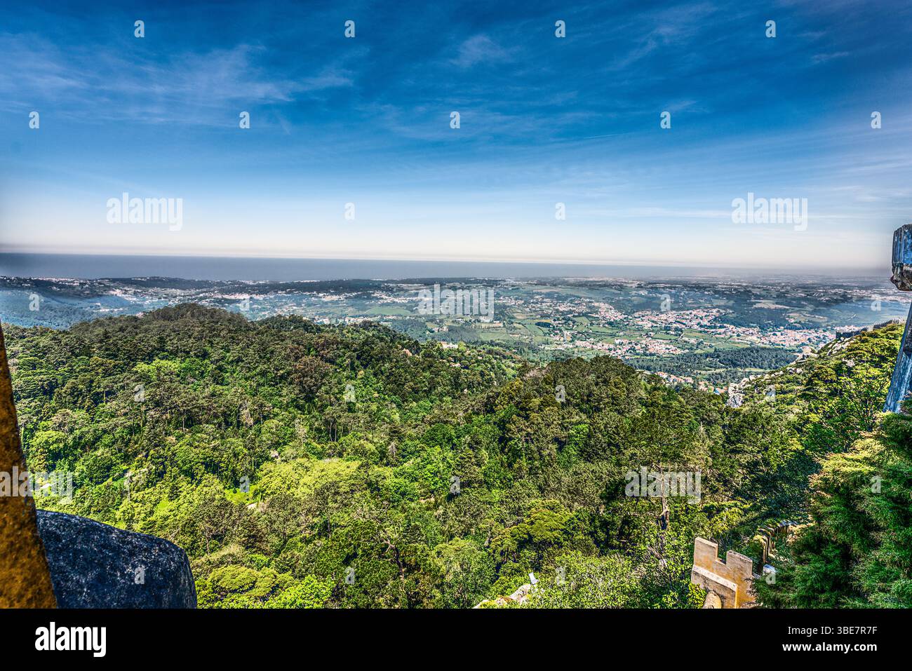 Sintra, Portogallo maggio-09-2022 Palácio da pena: Il Palazzo Nazionale di pena incorona le colline della città. La sua architettura evoca mistero e scoperta. Foto Stock