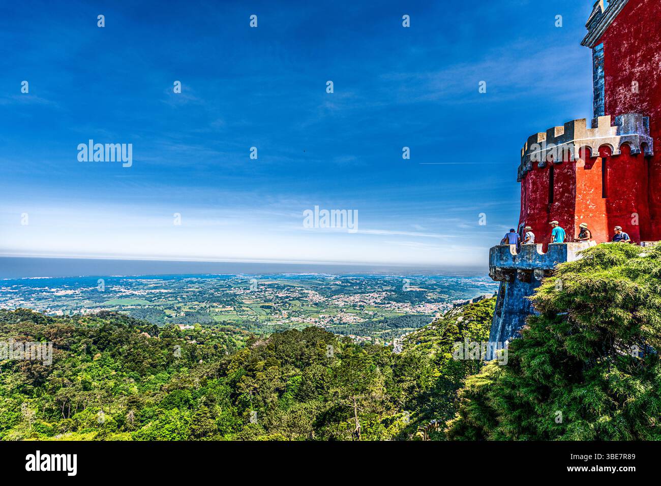 Sintra, Portogallo maggio-09-2022 Palácio da pena: Il Palazzo Nazionale di pena incorona le colline della città. La sua architettura evoca mistero e scoperta. Foto Stock