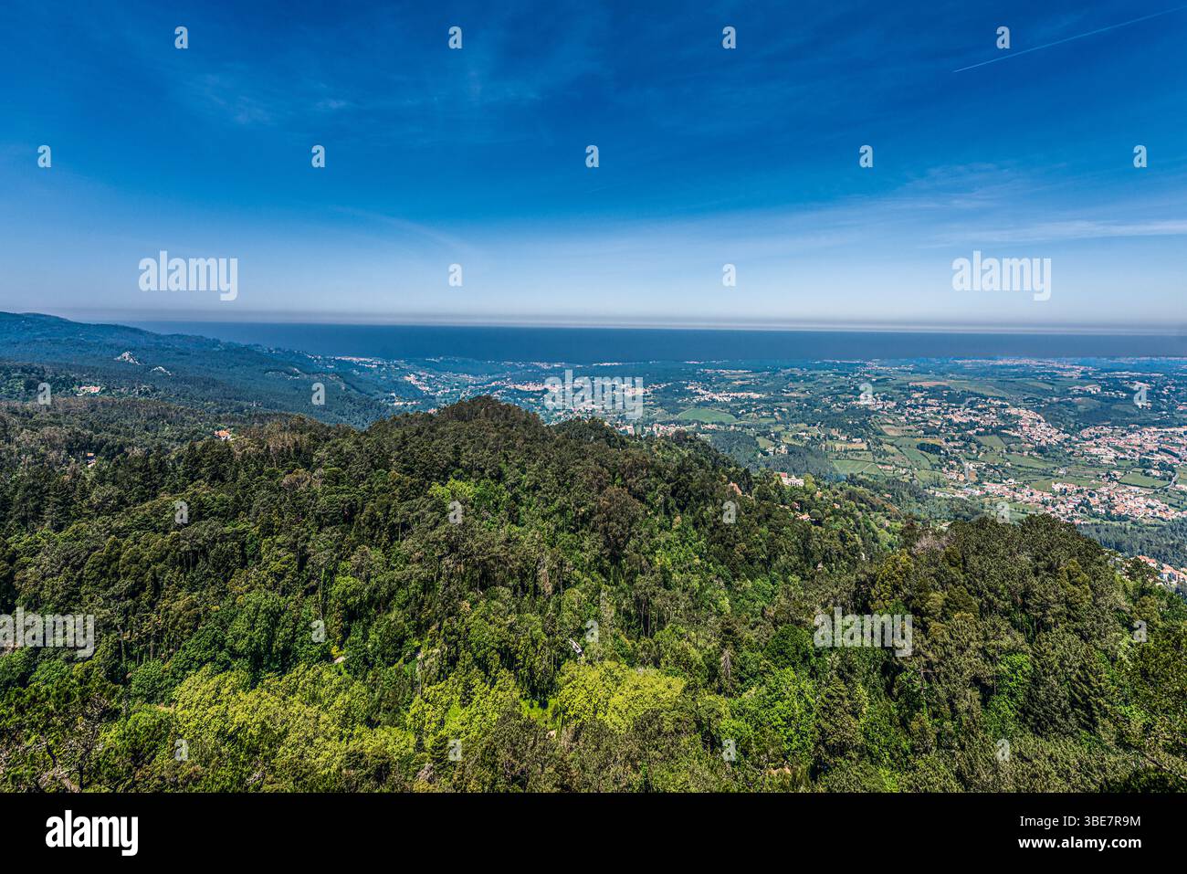 Sintra, Portogallo maggio-09-2022 Palácio da pena: Il Palazzo Nazionale di pena incorona le colline della città. La sua architettura evoca mistero e scoperta. Foto Stock