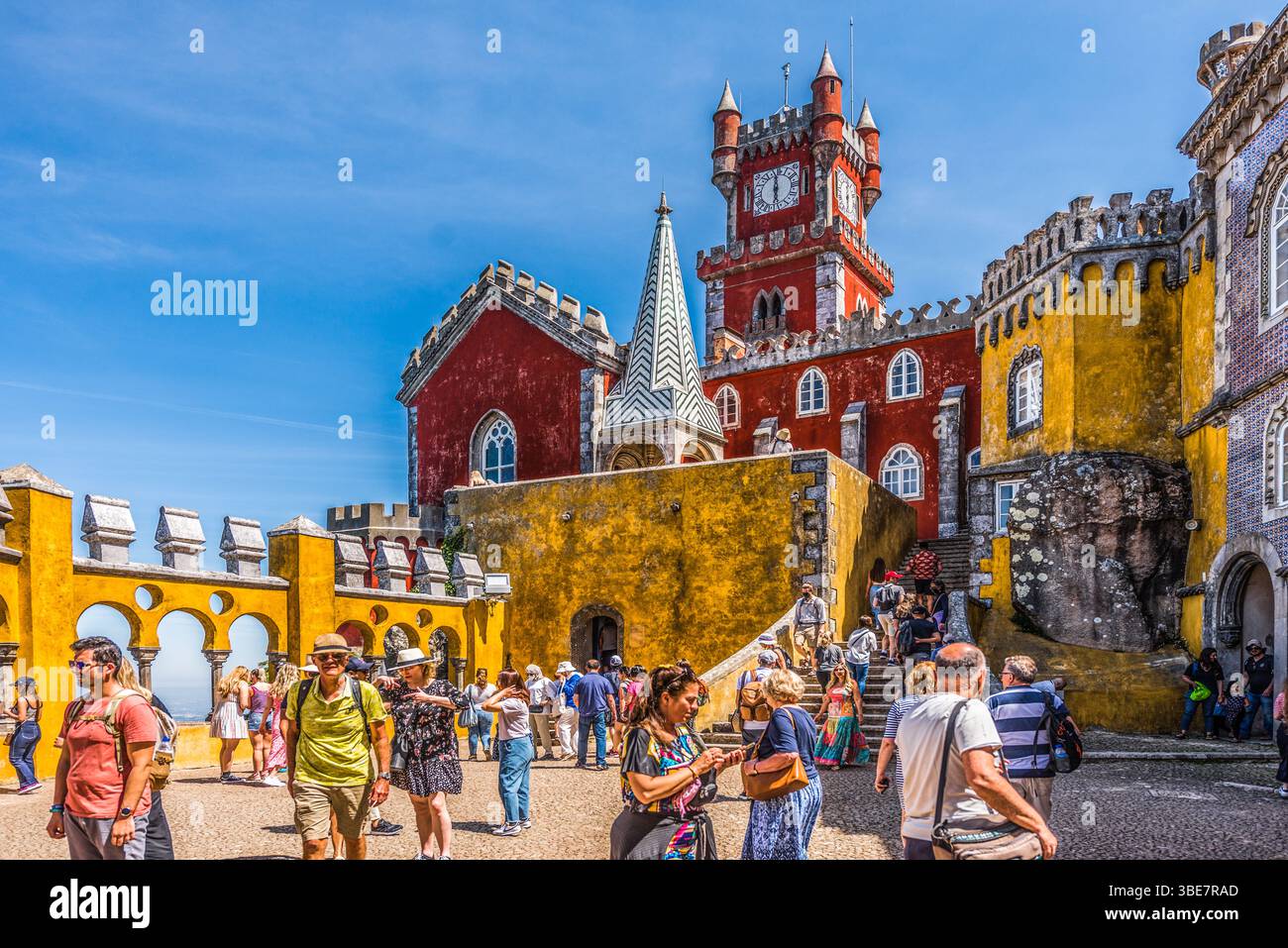 Sintra, Portogallo maggio-09-2022 Palácio da pena: Il Palazzo Nazionale di pena incorona le colline della città. La sua architettura evoca mistero e scoperta. Foto Stock