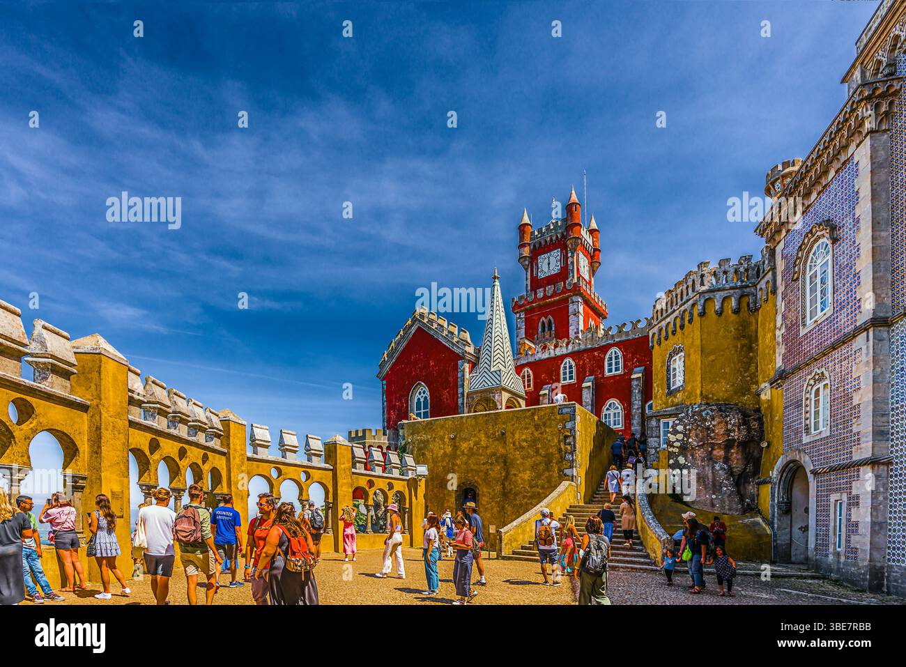 Sintra, Portogallo maggio-09-2022 Palácio da pena: Il Palazzo Nazionale di pena incorona le colline della città. La sua architettura evoca mistero e scoperta. Foto Stock