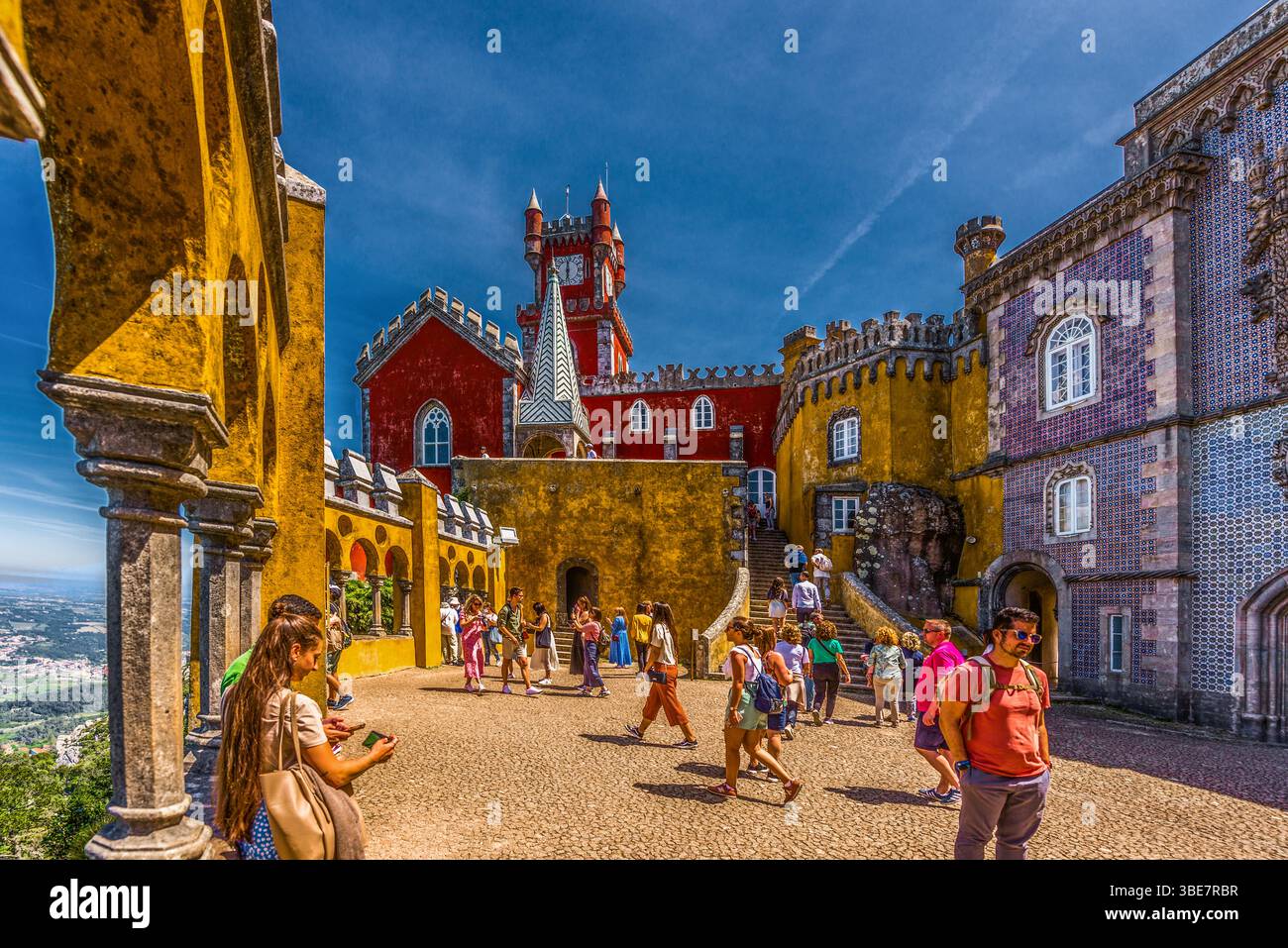 Sintra, Portogallo maggio-09-2022 Palácio da pena: Il Palazzo Nazionale di pena incorona le colline della città. La sua architettura evoca mistero e scoperta. Foto Stock