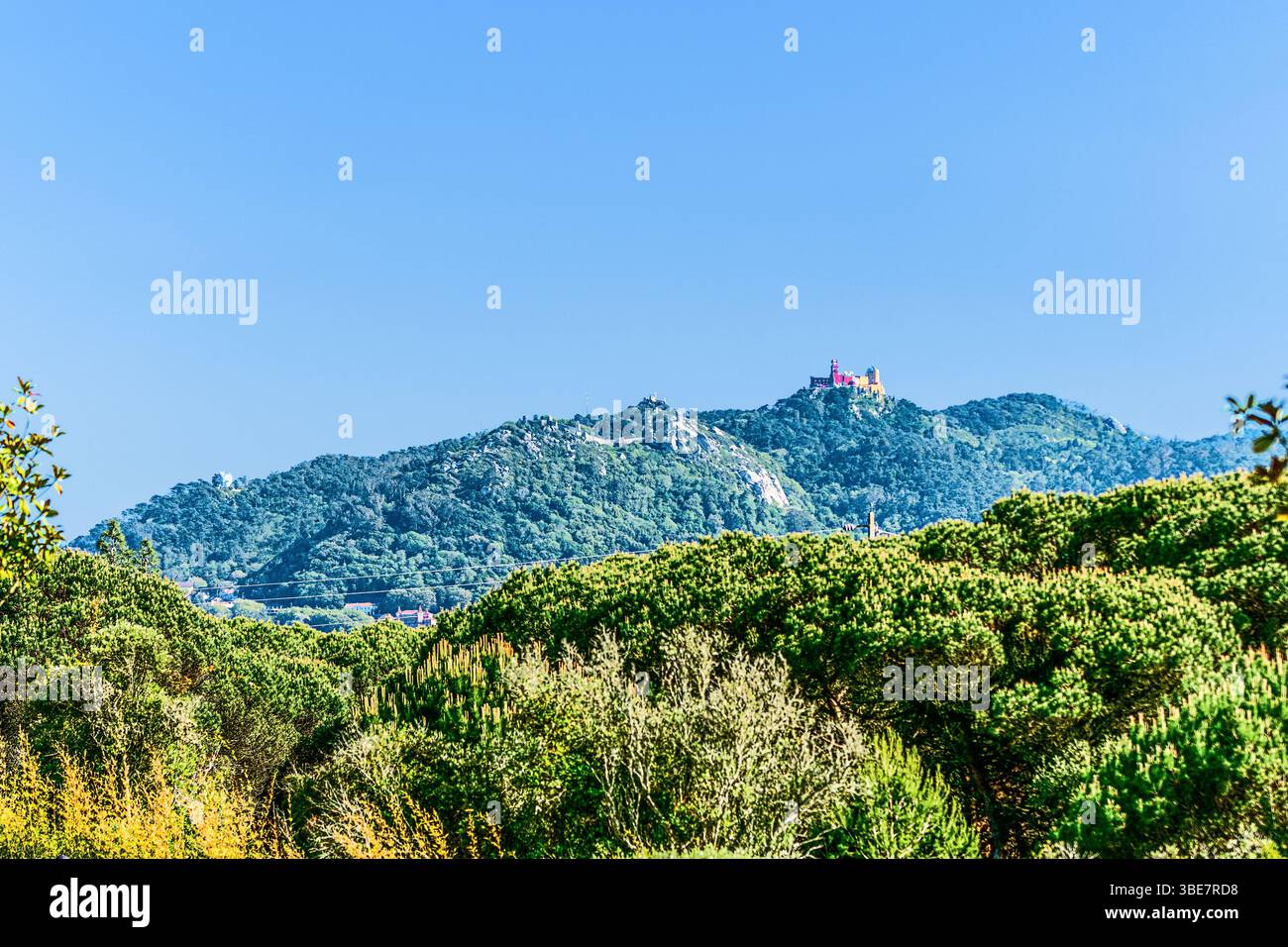 Sintra, Portogallo maggio-09-2022 Palácio da pena: Il Palazzo Nazionale di pena incorona le colline della città. La sua architettura evoca mistero e scoperta. Foto Stock