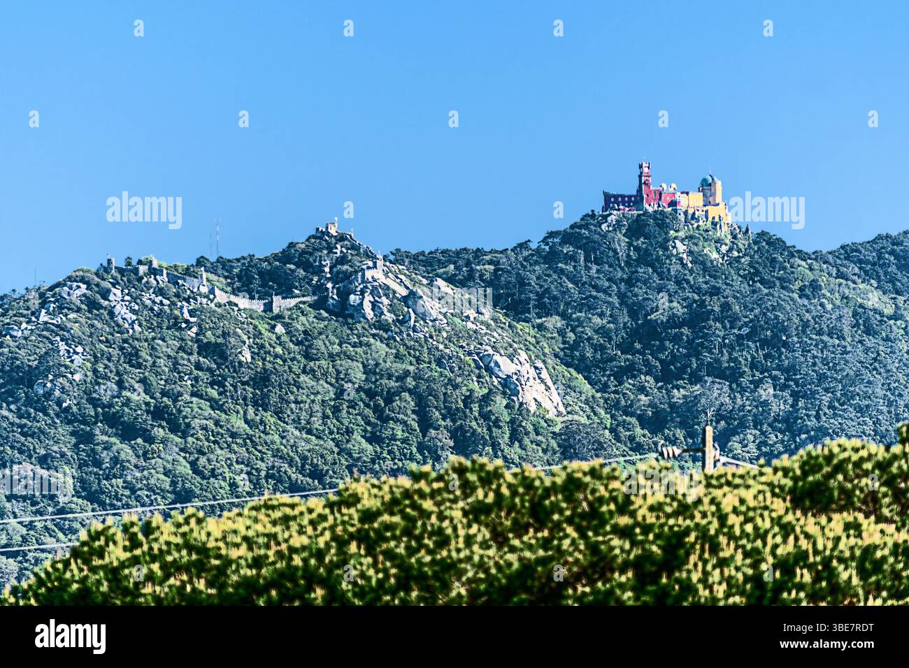 Sintra, Portogallo maggio-09-2022 Palácio da pena: Il Palazzo Nazionale di pena incorona le colline della città. La sua architettura evoca mistero e scoperta. Foto Stock