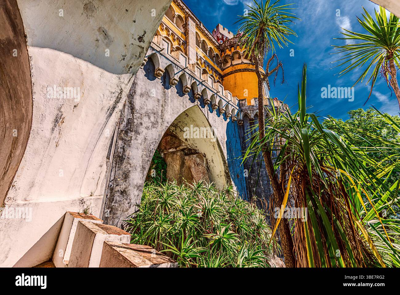 Sintra, Portogallo maggio-09-2022 Palácio da pena: Il Palazzo Nazionale di pena incorona le colline della città. La sua architettura evoca mistero e scoperta. Foto Stock