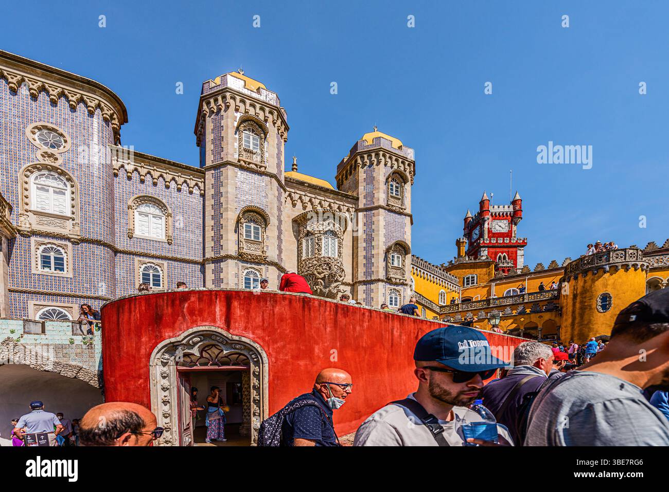 Sintra, Portogallo maggio-09-2022 Palácio da pena: Il Palazzo Nazionale di pena incorona le colline della città. La sua architettura evoca mistero e scoperta. Foto Stock