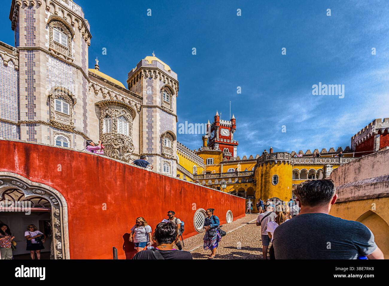 Sintra, Portogallo maggio-09-2022 Palácio da pena: Il Palazzo Nazionale di pena incorona le colline della città. La sua architettura evoca mistero e scoperta. Foto Stock