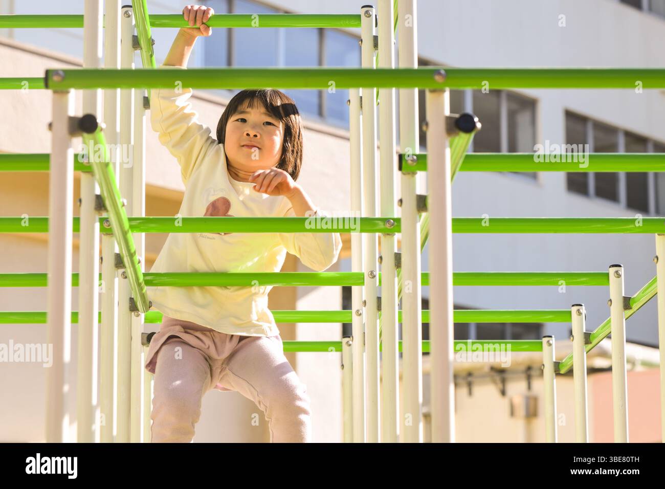 Il bambino prova la palestra nella giungla Foto Stock