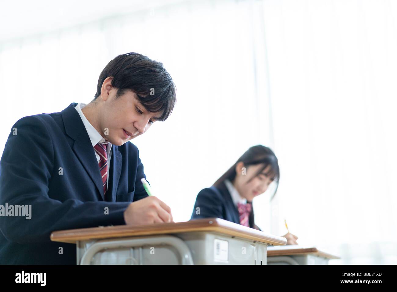 Studenti delle scuole superiori che fanno un test Foto Stock