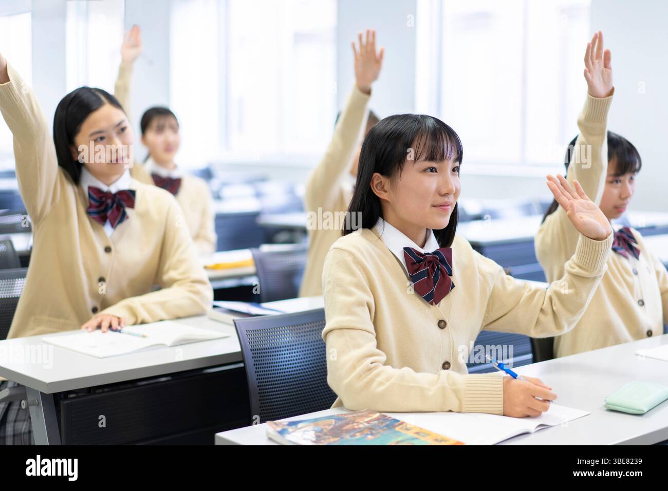 Gli studenti ad alzare la mano Foto Stock