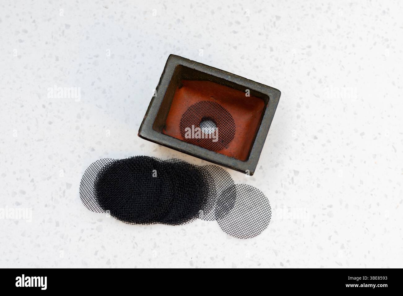 Accessorio a rete metallica per coprire il foro di drenaggio della pentola Foto Stock