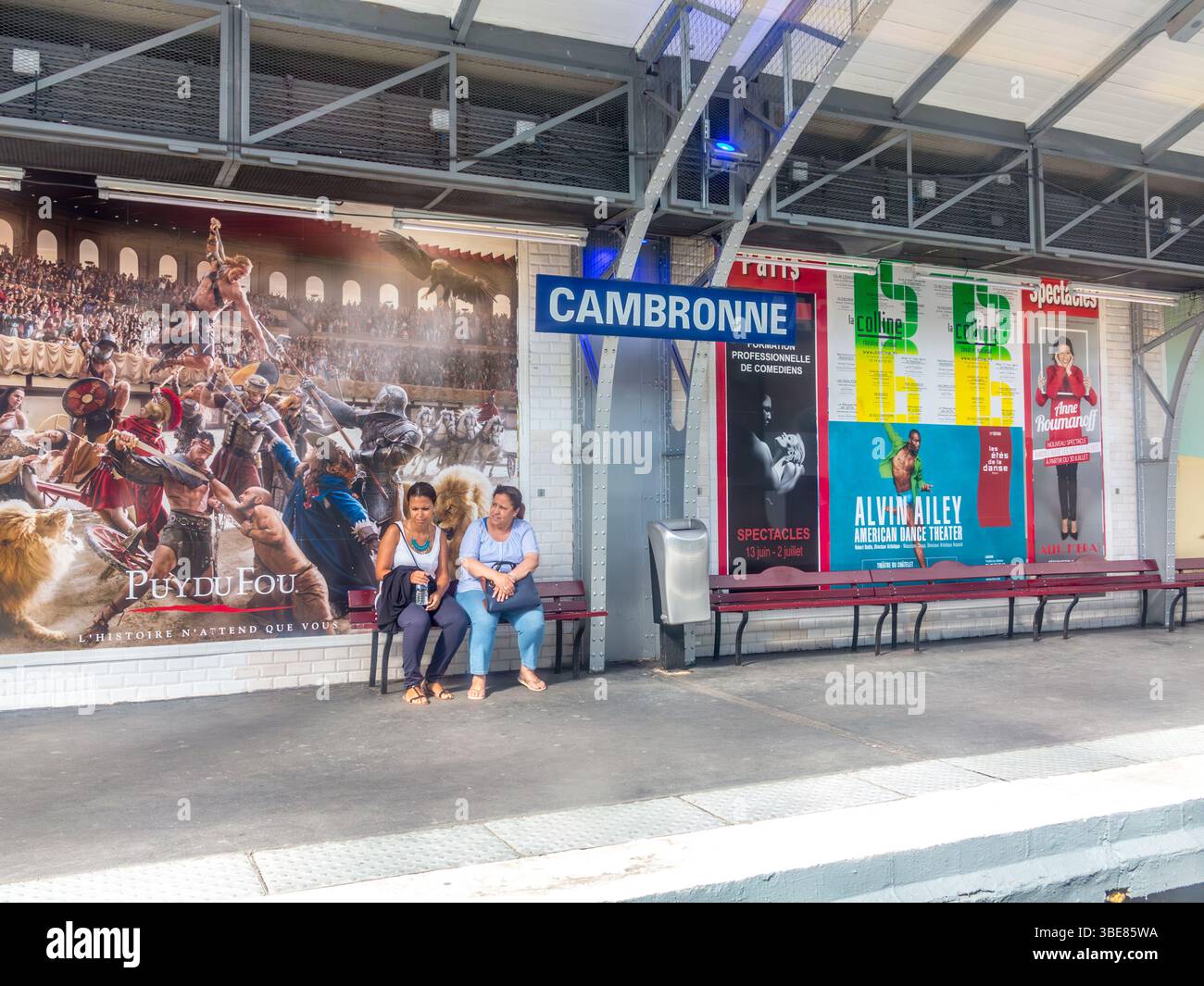 Parigi, Francia - 12 giugno 2015: Donne sedute su una panchina in attesa della prossima metropolitana di Parigi, Francia. Foto Stock
