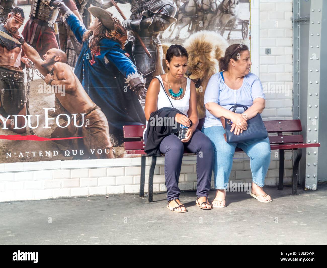 Parigi, Francia - 12 giugno 2015: Donne sedute su una panchina in attesa della prossima metropolitana di Parigi, Francia. Foto Stock