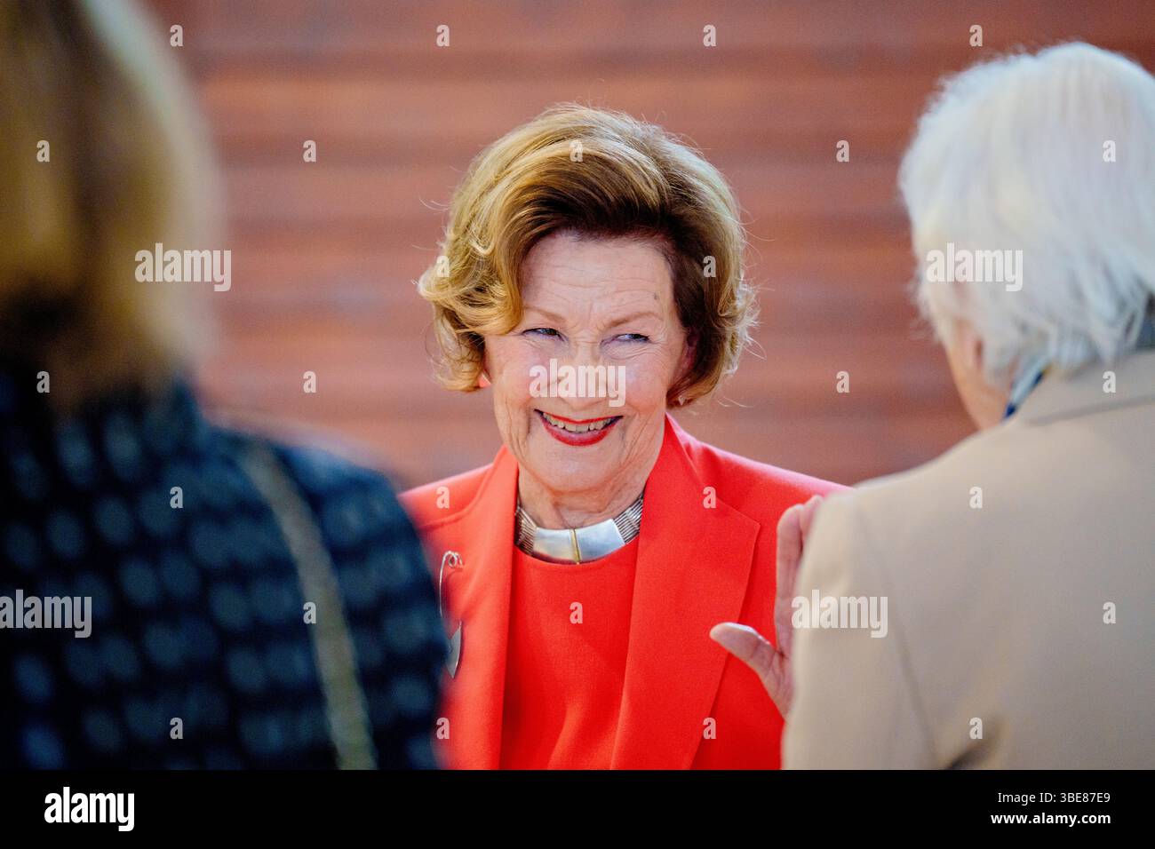 Oslo 20250527. La regina Sonja all'apertura della seconda parte della mostra "At the King's Table - dalle stoviglie alle ceramiche contemporanee" nella regina Sonja KunstStall. Foto: Stian Lysberg Solum / NTB Foto Stock