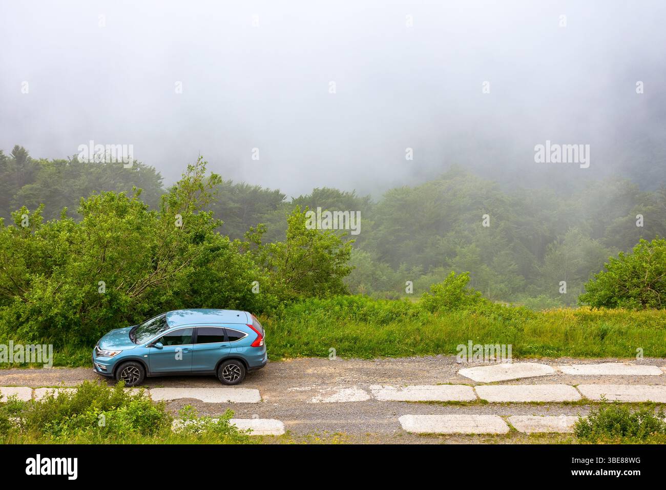 perechyn, ucraina - 22 ju2 2019: auto 4wd su una strada di montagna di campagna. suv 4wd affidabile per un viaggio sul bordo di una collina. esplora l'altopiano dell'ukr Foto Stock