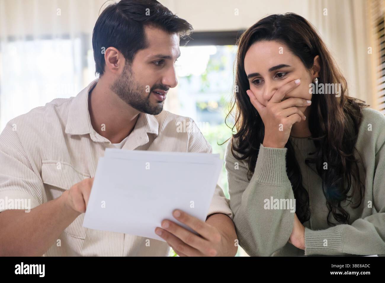 Coppia sopraffatta da bollette scadute e basso reddito, di fronte allo stress economico e alla crisi finanziaria legata all’inflazione Foto Stock