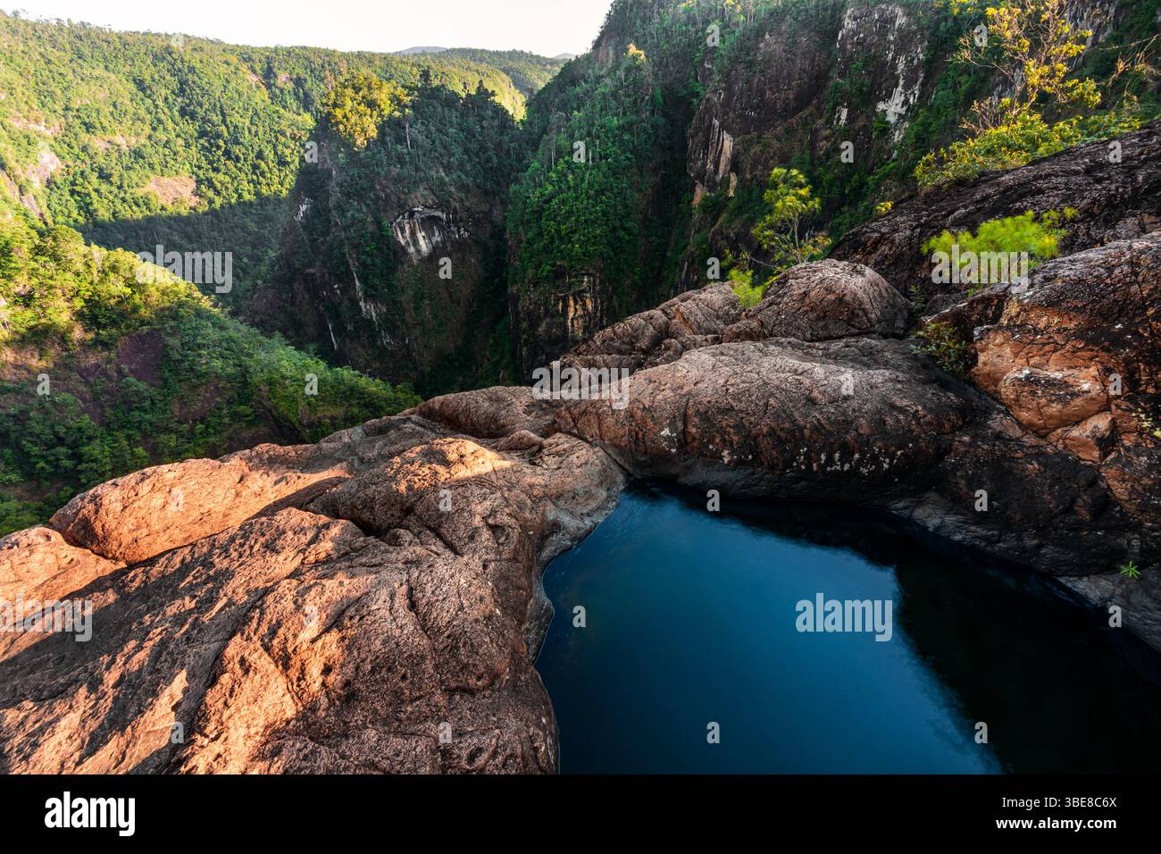 La maestosa gola di Tully fa parte del patrimonio mondiale Wet Tropics del Queensland. Foto Stock