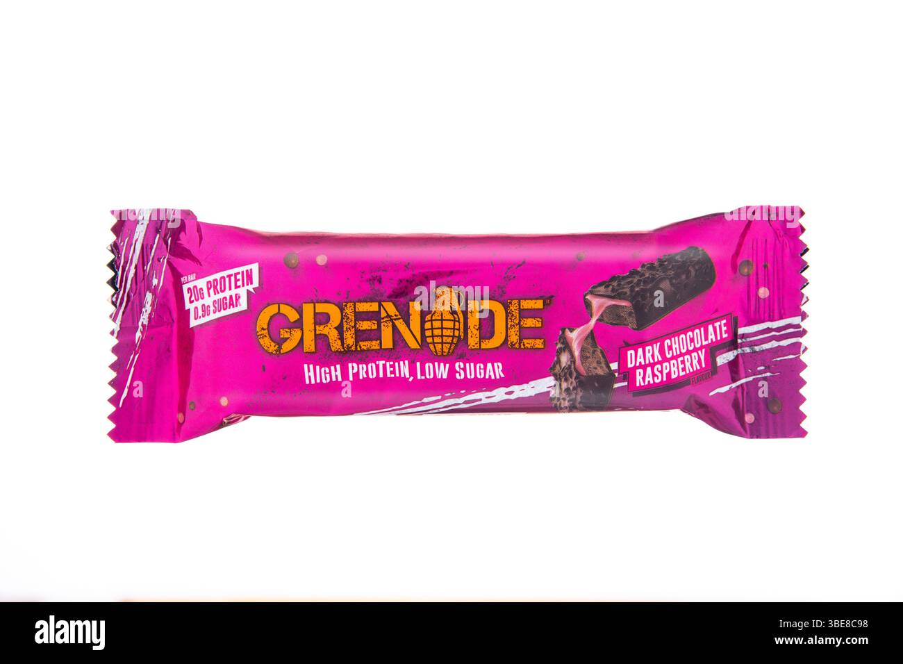 LONDRA, Regno Unito - 15 OTTOBRE 2024: Barretta di proteine energetiche granate a basso contenuto di zucchero con cioccolato fondente sapore di lampone su bianco. Foto Stock