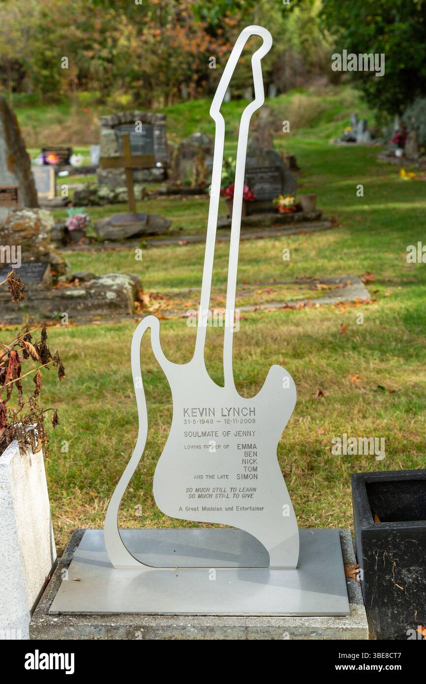 Lapide a forma di chitarra nel cimitero di Arrowtown, Arrowtown, Otago, nuova Zelanda Foto Stock