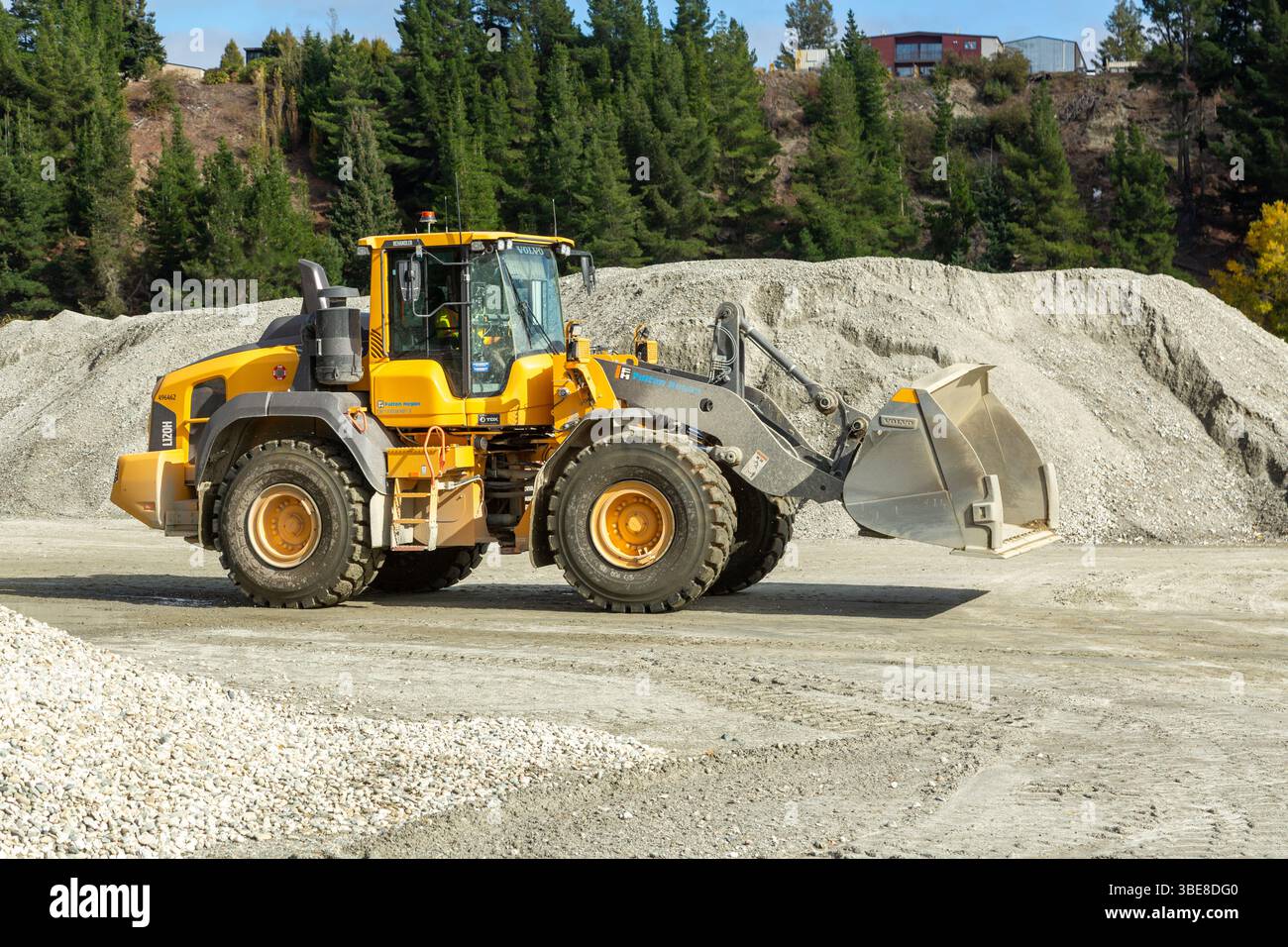 Pala caricatrice gommata in una fossa di ghiaia Foto Stock
