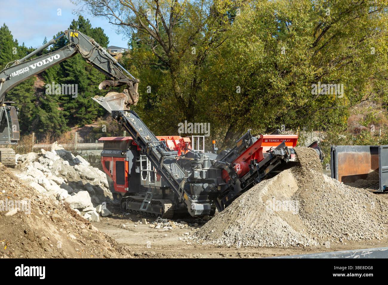 Un frantumatore a impatto in azione, che frantuma grossi frammenti di roccia in pezzi più piccoli Foto Stock