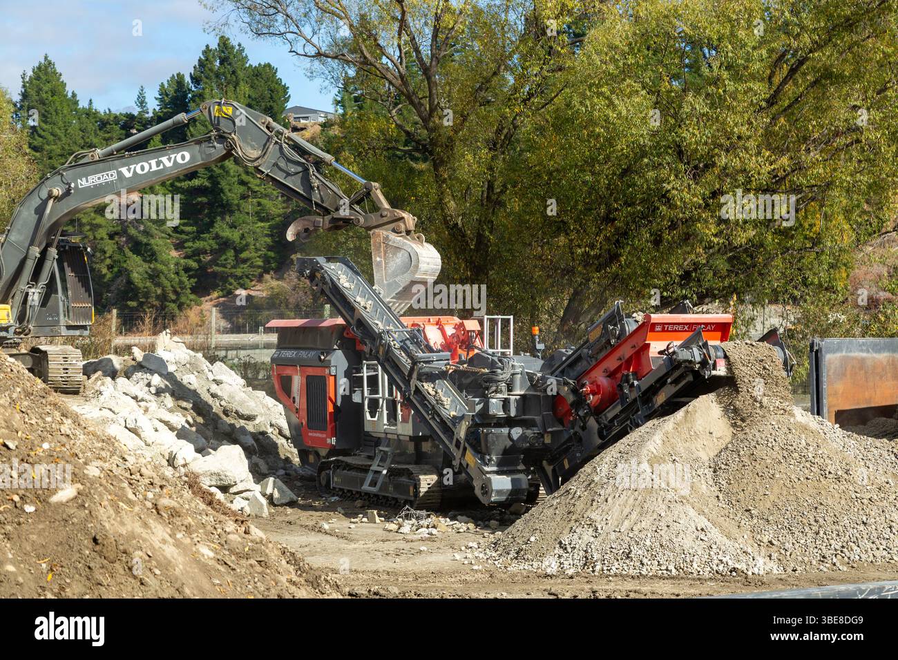 Un frantumatore a impatto in azione, che frantuma grossi frammenti di roccia in pezzi più piccoli Foto Stock
