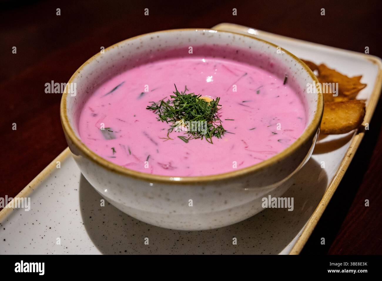 Zuppa di barbabietole fredde lituane chiamata saltibarsciai - uno dei piatti della cucina tradizionale lituana Foto Stock
