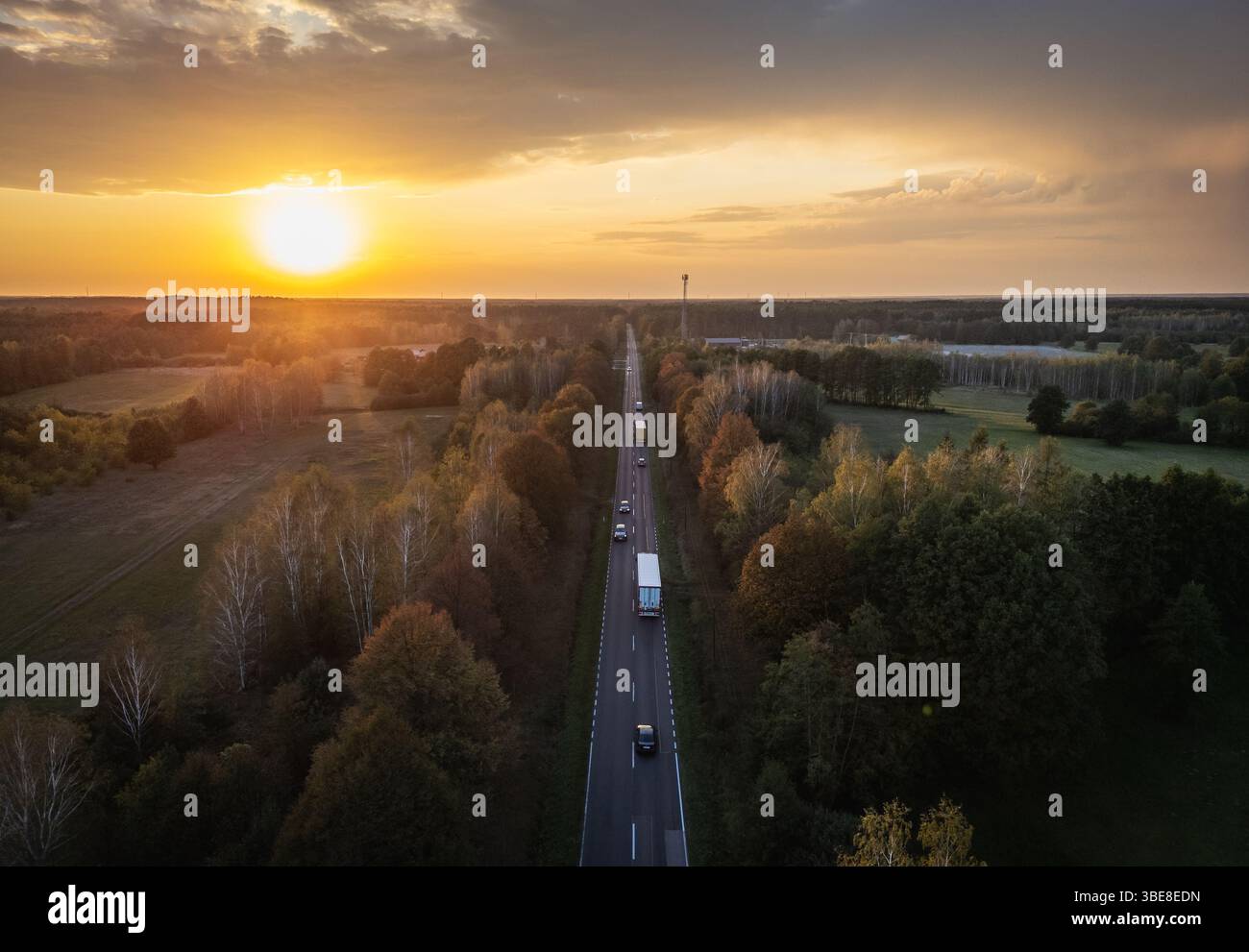 Veduta aerea della strada nazionale n. 62 tra le città di Lochow e Wyszkow nella regione polacca di Mazowsze Foto Stock