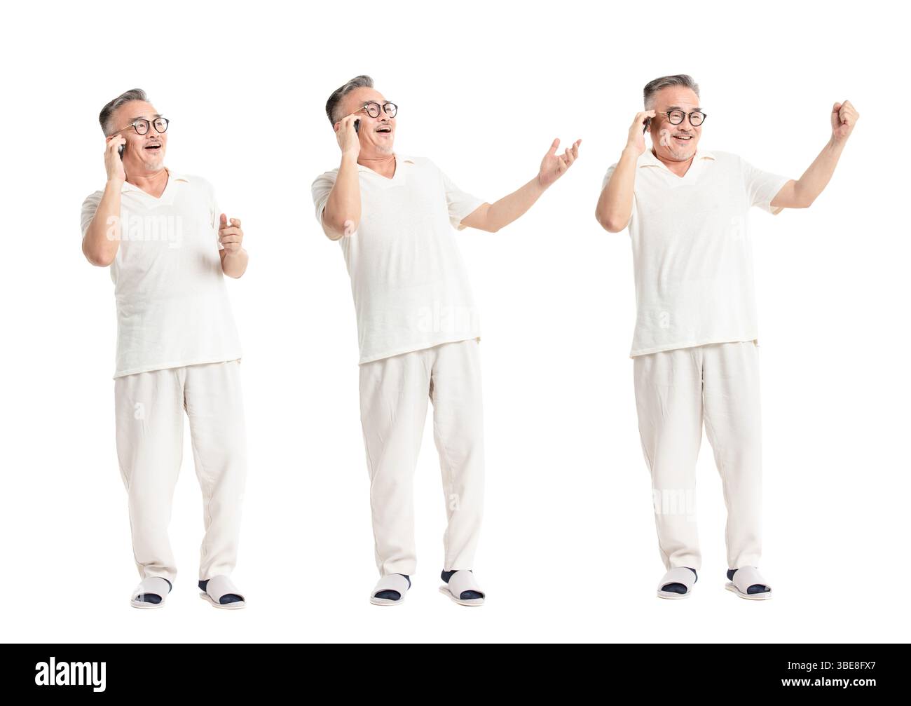 Un uomo anziano estremamente felice che usa un phone​ mobile Foto Stock