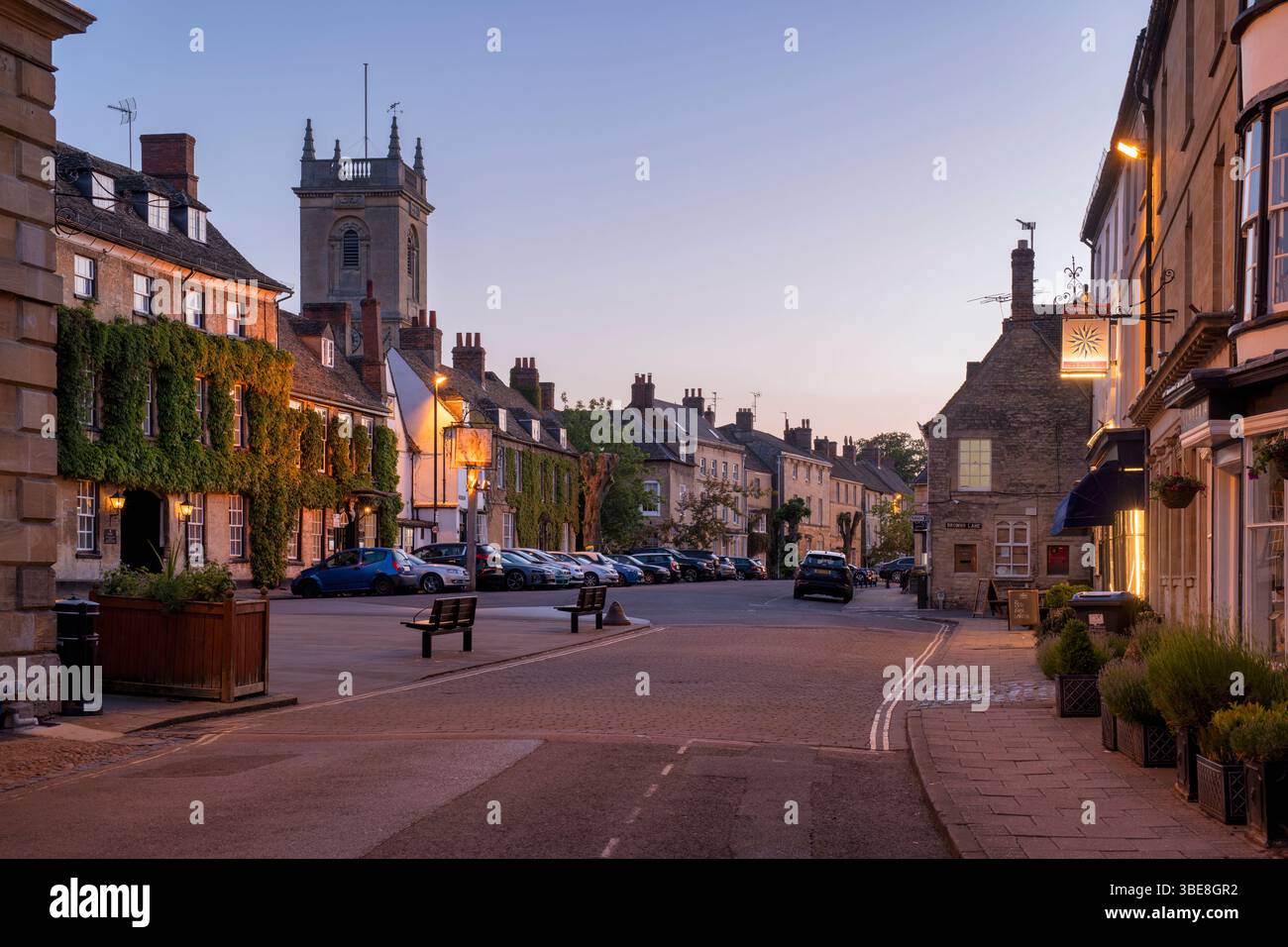 Mercato e strada del parco al crepuscolo. Woodstock, Oxfordshire, Inghilterra Foto Stock