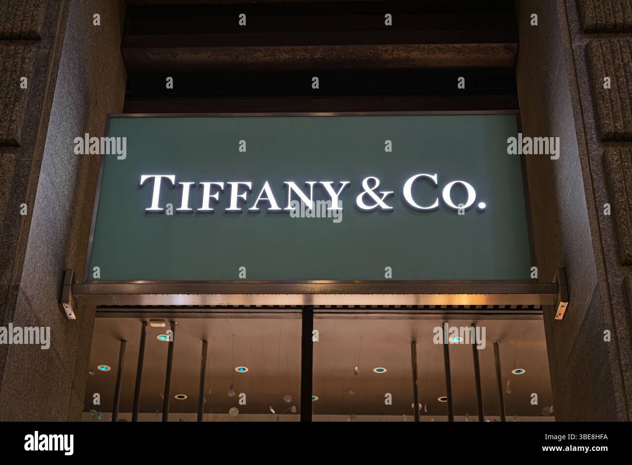 Barcellona, Spagna - 21 aprile 2025: Insegna del negozio Tiffany & Co. A Barcellona Foto Stock